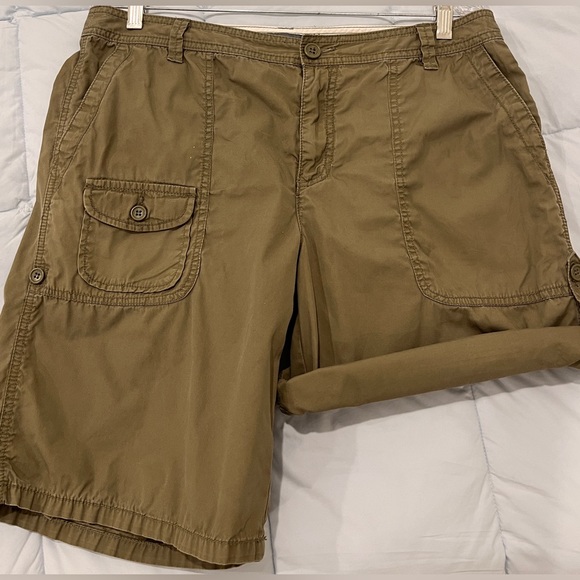 What a Workhorse! LIZ CLAIBORNE (VGUC, Size 14), Khaki-Green Shorts - Picture 7 of 12